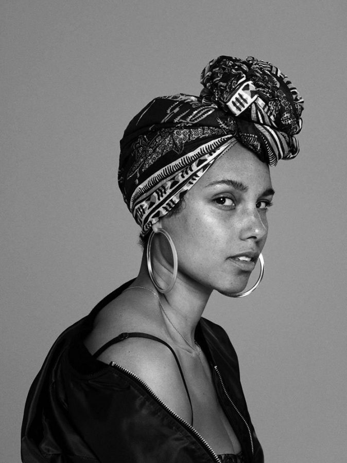 Alicia Keys’ seemingly casual decision to not wear makeup turned into a minor controversy. However, her choice has inspired many women to join the #no makeup movement.