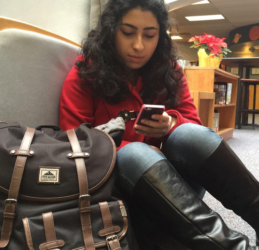 Senior+Marwah+Tokhi+spends+time+on+her+phone+instead+of+studying.+Seniors+are+struggling+to+balance+their+time+and+remain+motivated+in+school.