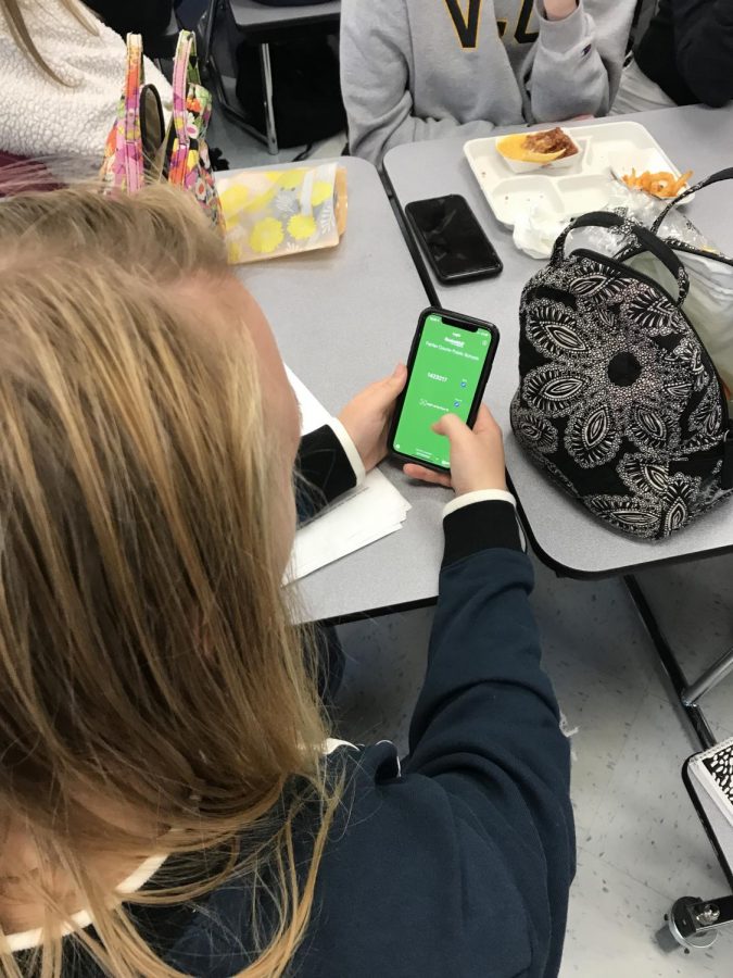 Senior Erika Parker checks her grades on her phone. The SIS malfunction makes it difficult for students to keep track of their grades, leading to a lot of stress.