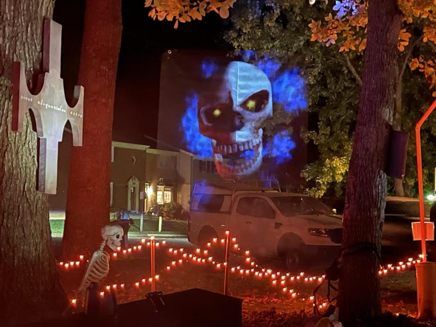 The Greeter, as Mr. Smith referred to it as, is a floating skull that sits in the middle of the attraction. Is by far the most noticeable attraction in the walkthrough.  