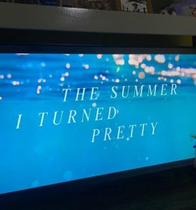 The opening scene of the show is displayed on Barnett’s computer as she concludes the second season at home. The background has a similar essence to Swift’s 1989 album, which she announced she is re-recording in October.