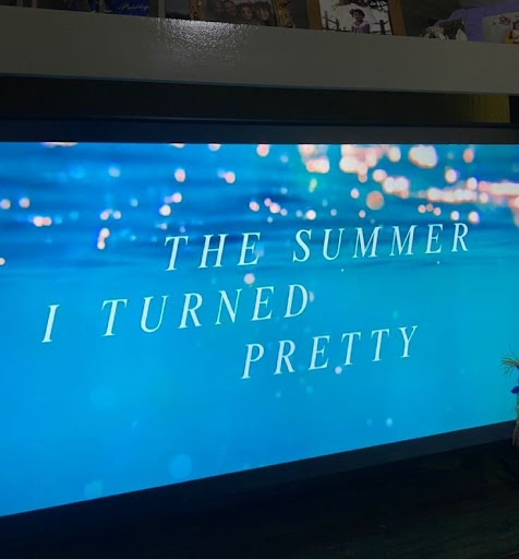 The opening scene of the show is displayed on Barnett’s computer as she concludes the second season at home. The background has a similar essence to Swift’s 1989 album, which she announced she is re-recording in October. 